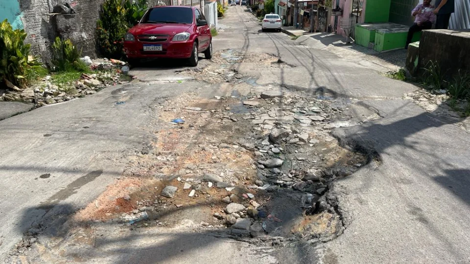 Descaso: moradores denunciam situação crítica de rua no bairro Flores