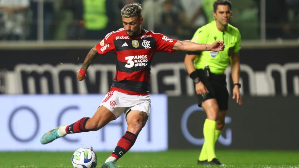 Flamengo vence Atlético-MG de virada