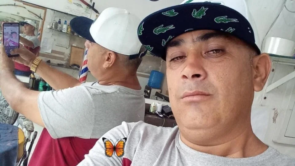 VEJA VIDEO: Criminosos abordam casal, poupam mulher e matam homem a tiros no Petrópolis