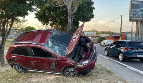 Onix capota 3 vezes até parar em árvore no canteiro central da avenida das Torres