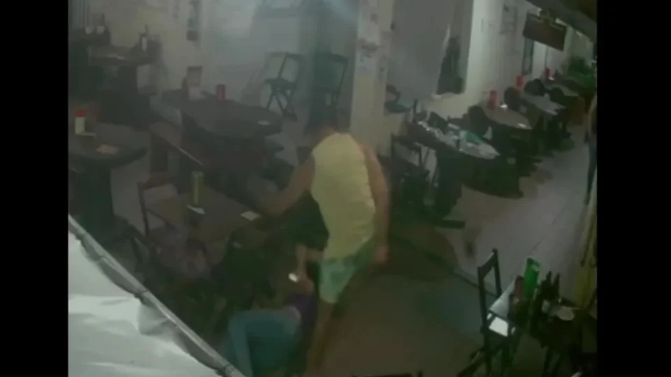 VEJA VÍDEO: PM espanca e mata companheira a tiros; mototaxista também foi atingido