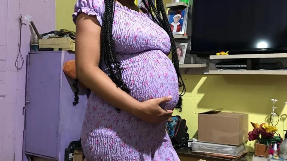 Jovem grávida de 8 meses desaparece após sair para se encontrar com o pai da criança em Manaus