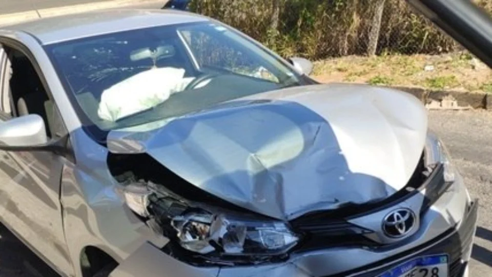 Motorista de aplicativo é assaltada e jogada para fora do carro