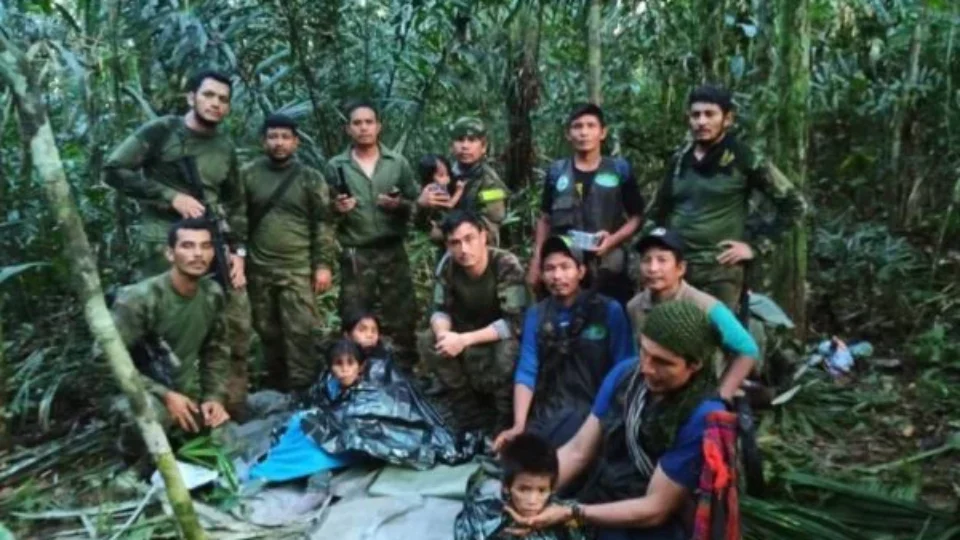 Crianças que sobreviveram a queda de avião deixam hospital