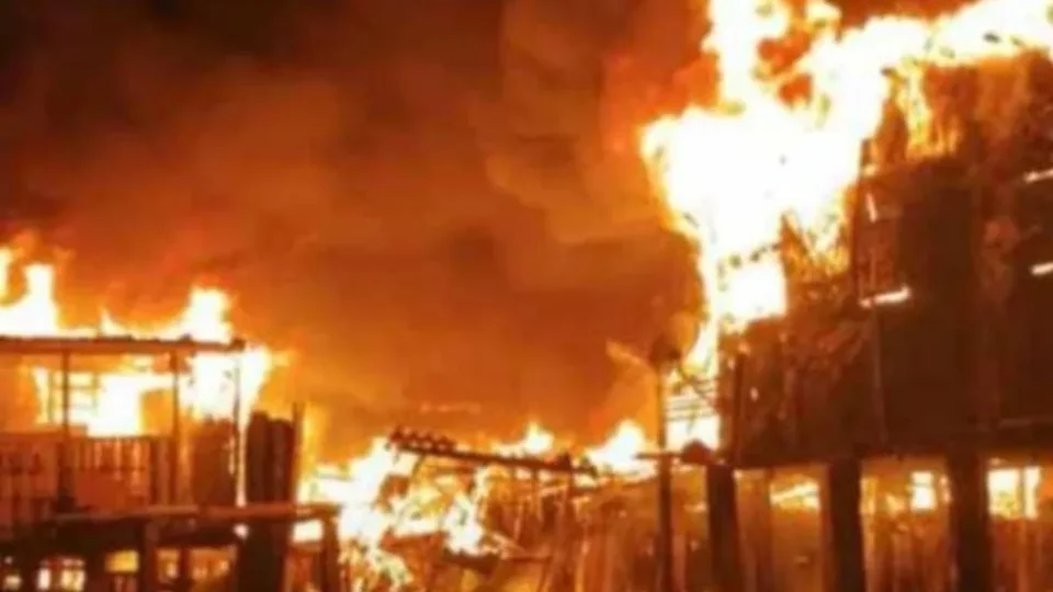 VEJA VÍDEO: Incêndio atinge comunidade no Guarujá (SP)