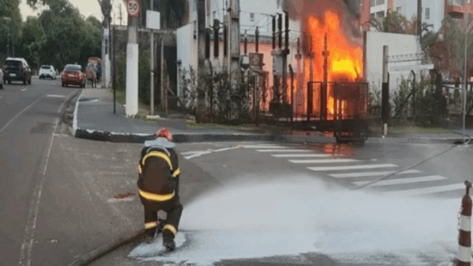 Subestação da Amazonas Energia pega fogo na Ponta Negra
