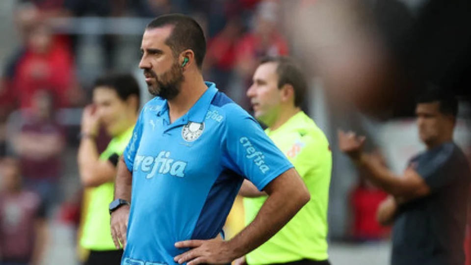 CBF denuncia auxiliar de Abel Ferreira por xenofobia: ‘Ato lamentável’