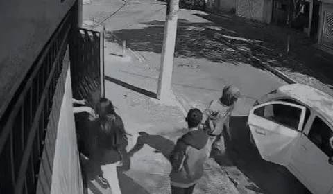 VEJA VÍDEO: Mulher é assaltada, mas fica com a carteira de ladrão ‘trapalhão’