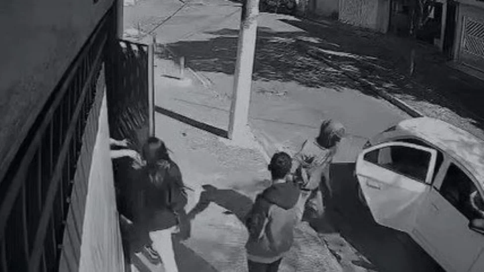 VEJA VÍDEO: Mulher é assaltada, mas fica com a carteira de ladrão ‘trapalhão’