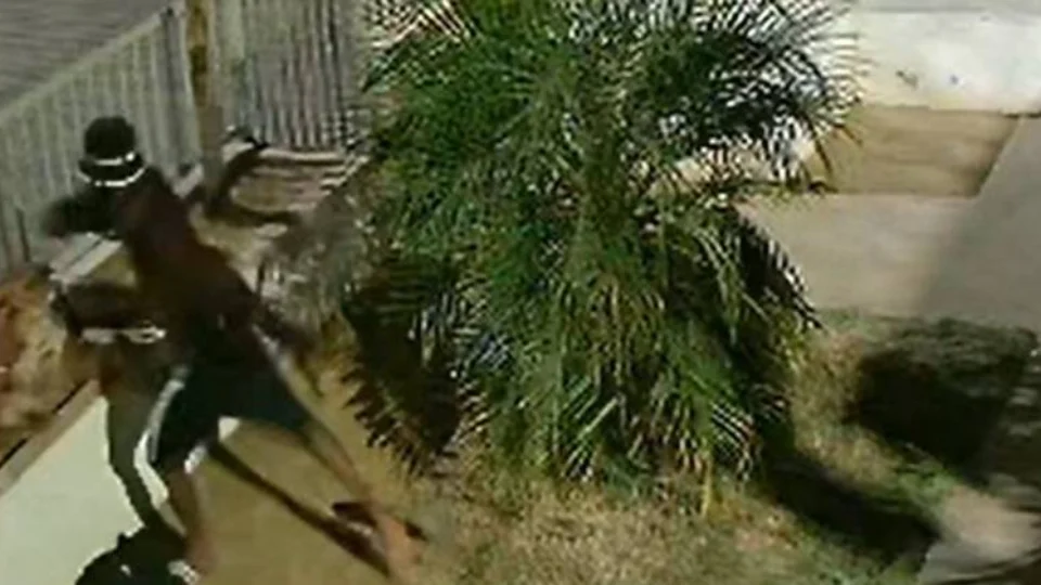 Vídeo: mulher é agredida na frente de filho autista após flagrar marido em bar