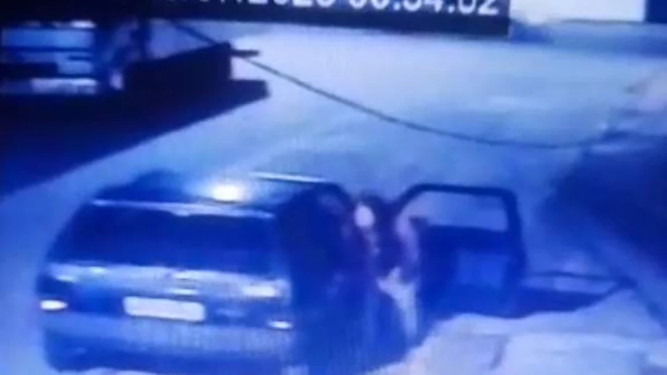 VEJA VÍDEO: mulher faz ‘pausa’ para urinar enquanto comparsa furta caminhão