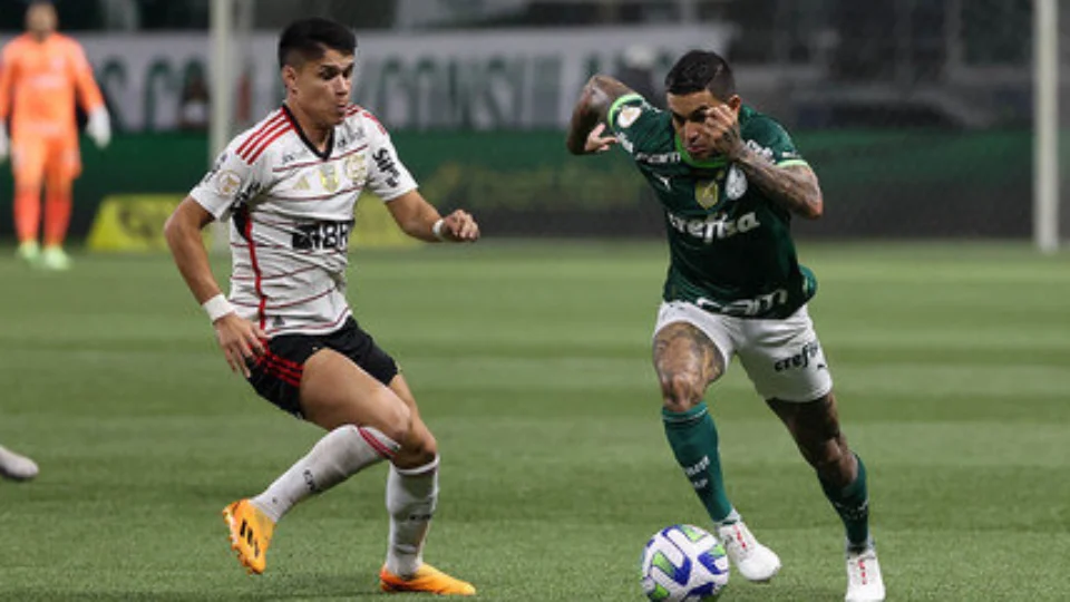 Em jogo marcado por paralisações no primeiro tempo, Palmeiras e Flamengo empatam pelo Brasileirão