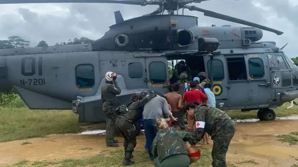 Imagens mostram resgate a indígenas feridos em ataque na Terra Yanomami