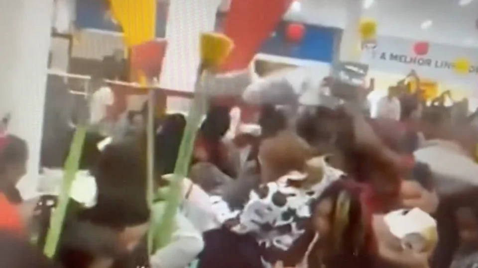 Vassoura de R$ 2.95 causa briga durante inauguração de loja; Veja o vídeo
