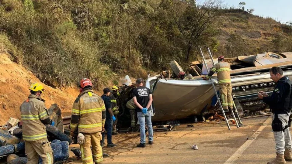 Ônibus com torcedores do Corinthians sofre acidente e deixa 7 mortos