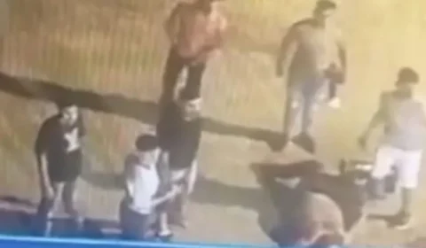 VEJA VÍDEO: homem furta bateria de carro e é espancado com socos e chutes por grupo