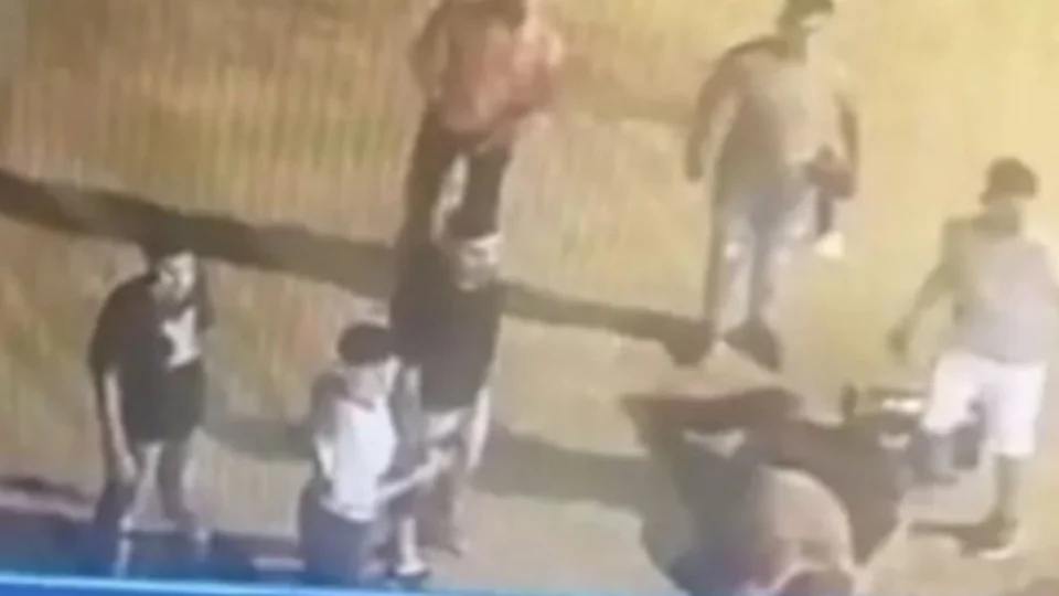 VEJA VÍDEO: homem furta bateria de carro e é espancado com socos e chutes por grupo