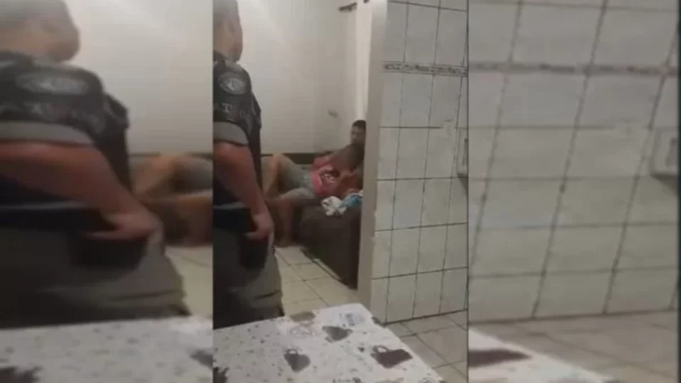 VEJA VÍDEO: filho de PM é preso após fazer a própria mãe refém em casa