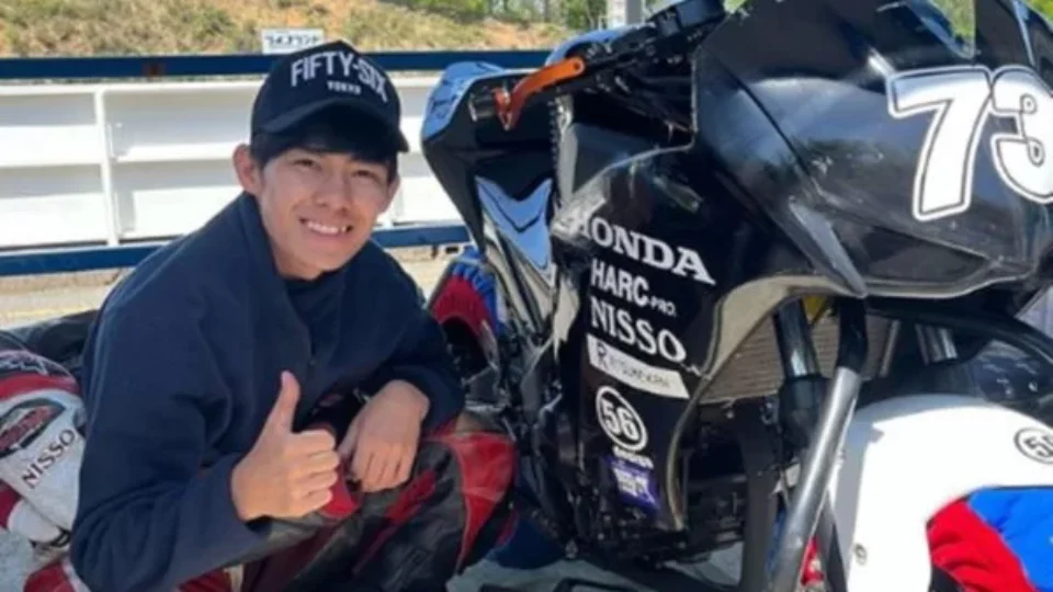 Piloto japonês morre após cair de moto e ser atropelado durante prova