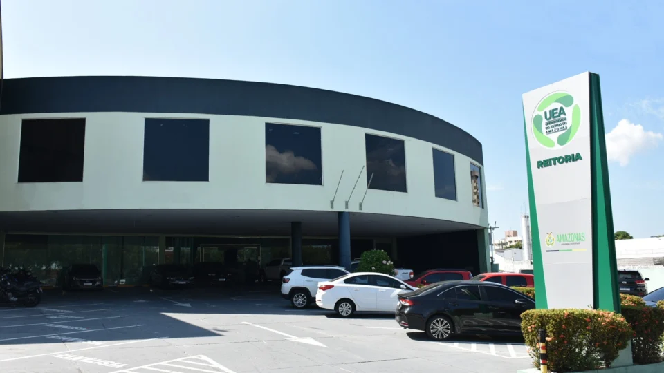 UEA divulga edital de notificação a alunos de graduação com risco de desligamento