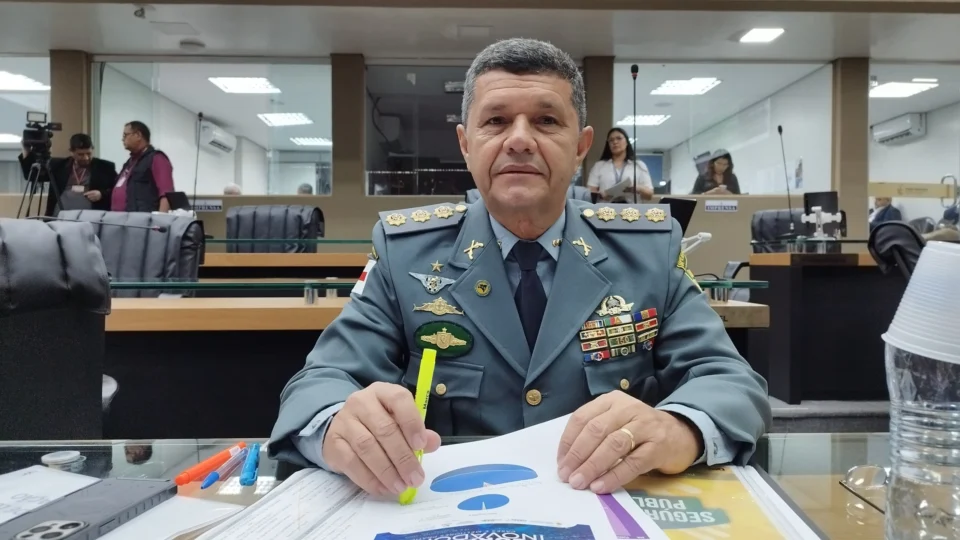 Investigado por homicídio, tráfico de drogas e furtos, deputado Dan Câmara apoia instalação de câmeras em fardas da PMs