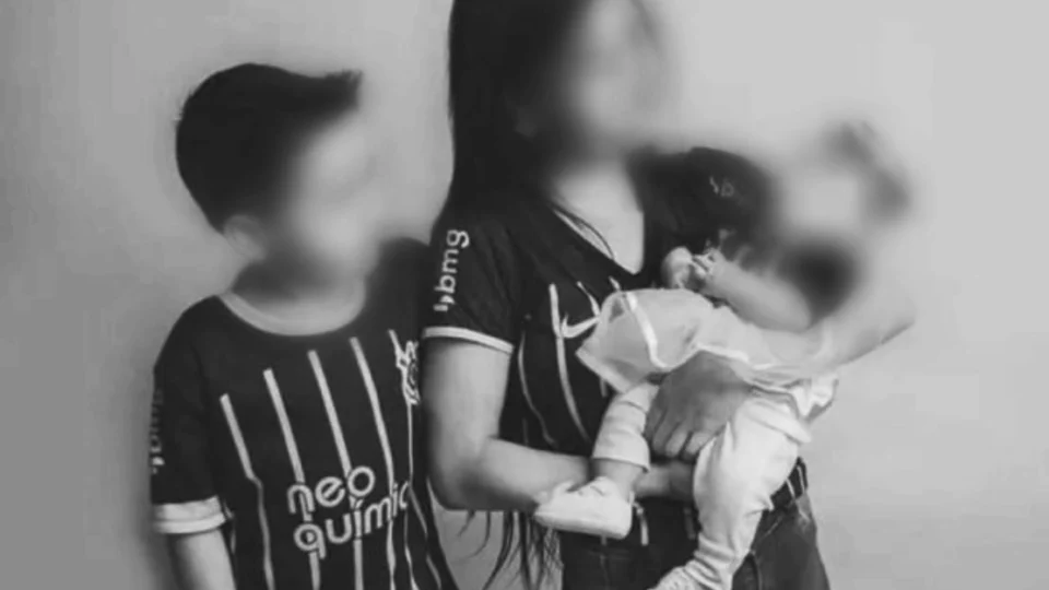 Mãe e dois filhos são encontrados mortos em carro submerso