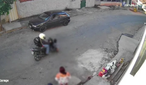 VEJA VÍDEO: Criança sai de perto da mãe e é atropelada por motociclista