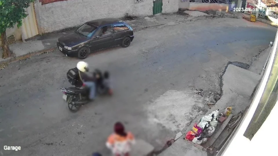 VEJA VÍDEO: Criança sai de perto da mãe e é atropelada por motociclista
