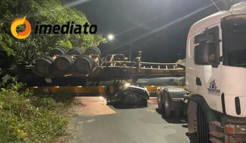 URGENTE! Carreta tomba e esmaga carro na estrada do Puraquequara