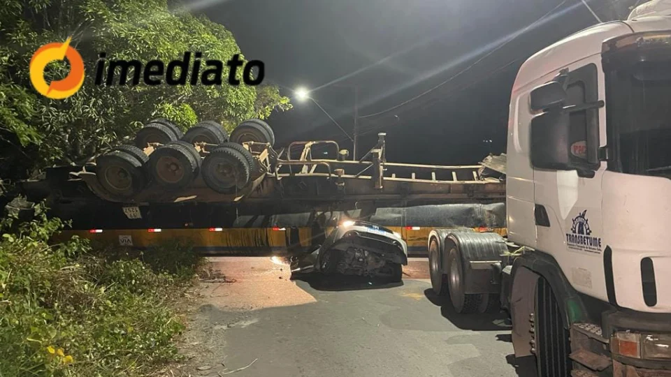 URGENTE! Carreta tomba e esmaga carro na estrada do Puraquequara