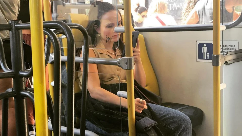 Larissa Manoela posta foto no ‘busão’ e destaca ‘a vida como ela é’; Atriz desistiu dos R$ 18 milhões