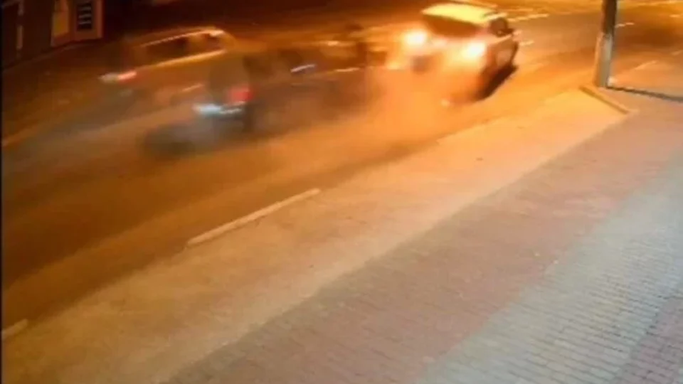 VEJA VÍDEO: viatura da PM é atingida durante racha