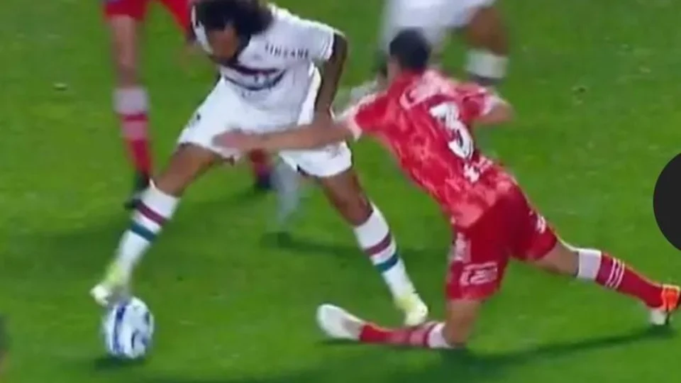 VEJA VÍDEO: Jogador do Fluminense quebra a perna de rival em lance acidental e é expulso