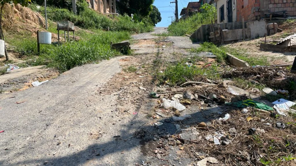 Ladeira esburacada causa acidentes no Campos Sales