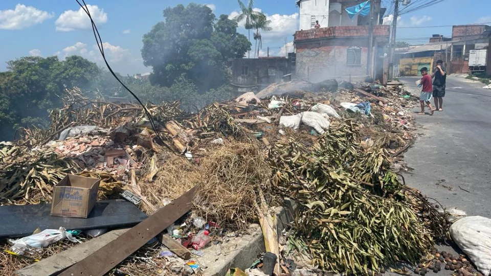 Fogo se alastra em lixeira a céu aberto, no Valparaíso