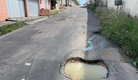 Rua esburacada prejudica segurança e moradores chamam atenção das autoridades para o local