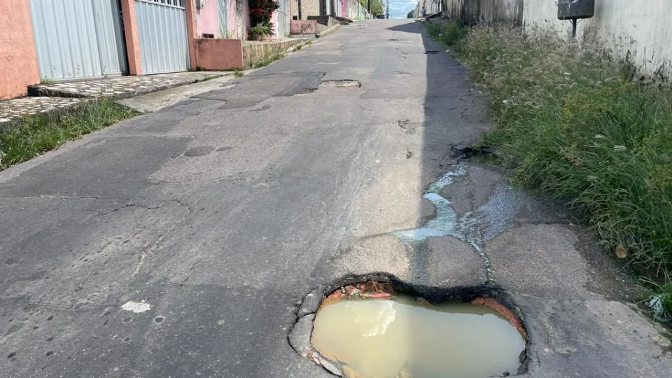 Rua esburacada prejudica segurança e moradores chamam atenção das autoridades para o local