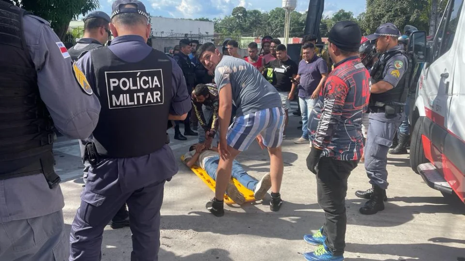 Veja vídeo : motorista de app leva tiro na nuca durante confusão de trânsito no bairro Aleixo