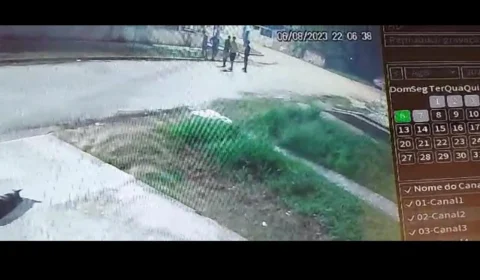 Vídeo mostra adolescentes entre 14 e 16 anos espancando homem com pernamanca no AM