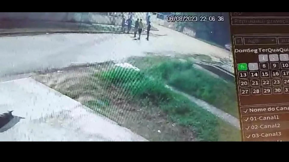 Vídeo mostra adolescentes entre 14 e 16 anos espancando homem com pernamanca no AM