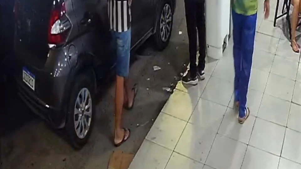 Veja vídeo: criminosos agridem vítimas enquanto assaltam esfirraria na zona Norte