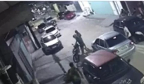 VEJA VÍDEO: após assalto, criminosos agridem motociclista em Manaus