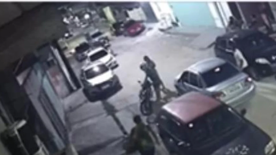 VEJA VÍDEO: após assalto, criminosos agridem motociclista em Manaus