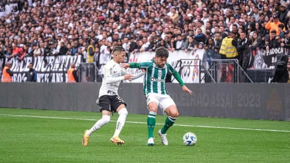 Corinthians vence Coritiba de virada e chega ao 11º jogo de invencibilidade