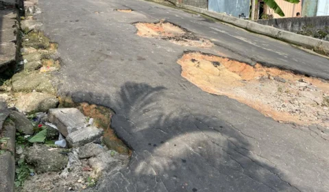 Rua esburacada causa transtornos para moradores no bairro Redenção