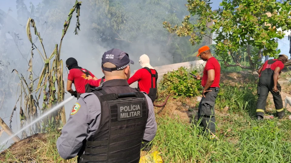 Veja vídeo: moradores registram incêndio ao lado de escola em Manaus