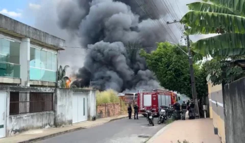 Veja vídeo: moradores mostram momento em que incêndio atinge várias casas no bairro Novo Aleixo