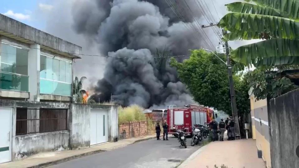 Veja vídeo: moradores mostram momento em que incêndio atinge várias casas no bairro Novo Aleixo