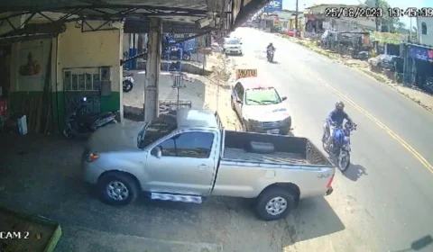 Veja vídeo: motociclista fica preso em rodas de micro-ônibus ao ser atingido por outro veículo e arremessado