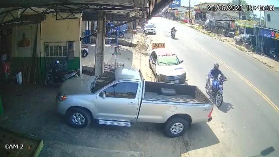 Veja vídeo: motociclista fica preso em rodas de micro-ônibus ao ser atingido por outro veículo e arremessado